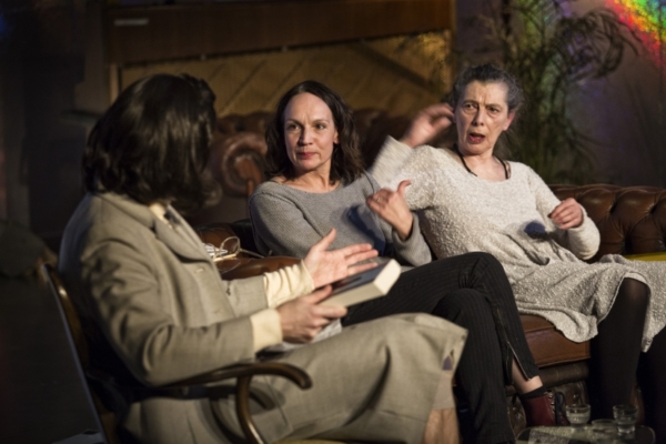 Patrick Wengenroth, Marion Brasch und Bettina Wegner in »Wengenroths Autorenklub, Ausgabe 6: Christa Wolf«. Foto: Gianmarco Bresadola.