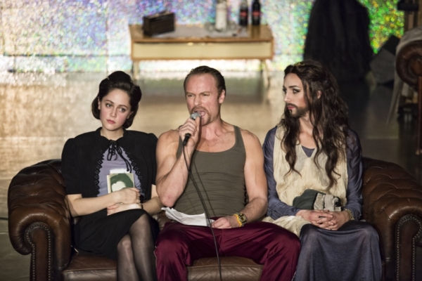 Iris Becher, Mark Waschke und Bernardo Arias Porras in »Wengenroths Autorenklub, Ausgabe 6: Christa Wolf«. Foto: Gianmarco Bresadola.