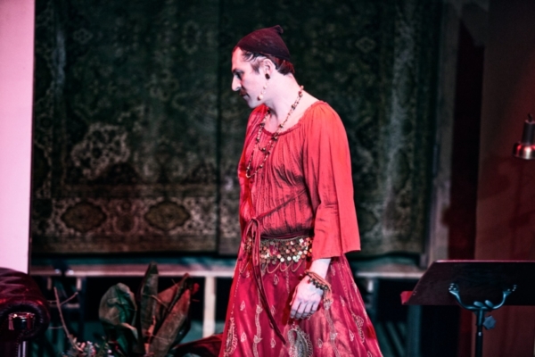 Patrick Wengenroth in »Wengenroths Autorenklub, Ausgabe 7: William Shakespeare«. Foto: Gianmarco Bresadola.