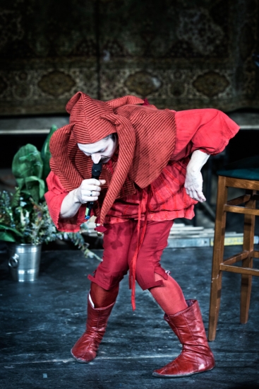 Patrick Wengenroth in »Wengenroths Autorenklub, Ausgabe 7: William Shakespeare«. Foto: Gianmarco Bresadola.