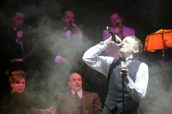 Moritz Gottwald, Matze Kloppe, Patrick Wengenroth (obere Reihe), Jule Böwe, Ulrich Hoppe und Laurenz Laufenberg (untere Reihe) in »Wengenroths Autorenklub, Ausgabe 10: Stefan Zweig«. Foto: Silke Briel.