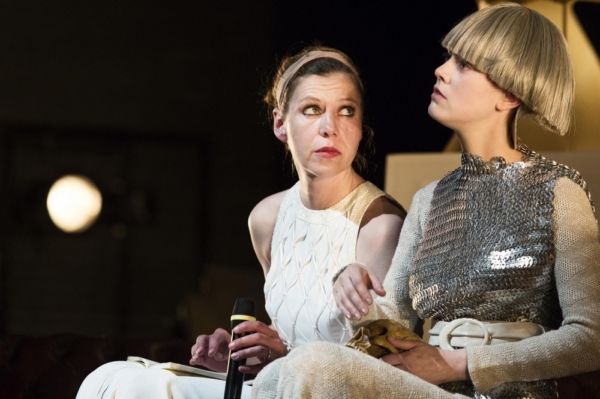 Jule Böwe und Iris Becher in »Wengenroths Autorenklub, Ausgabe 11: Friedrich Schiller«. Foto: Gianmarco Bresadola.