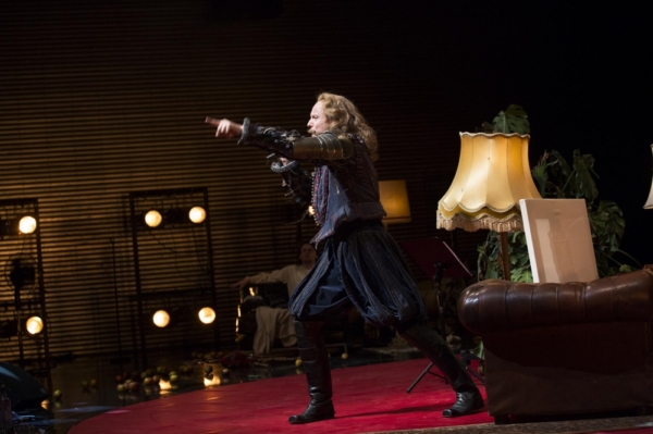 Mark Waschke und Johannes Dullin in »Wengenroths Autorenklub, Ausgabe 11: Friedrich Schiller«. Foto: Gianmarco Bresadola.