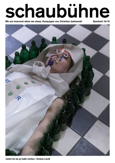 Ursina Lardi in der Spielzeitkampagne 2018/2019 der Schaubühne am Lehniner Platz (Berlin). Foto: Luise Müller-Hofstede. Ursina Lardi in der Spielzeitkampagne 2018/2019 der Schaubühne am Lehniner Platz (Berlin). Foto: Luise Müller-Hofstede.