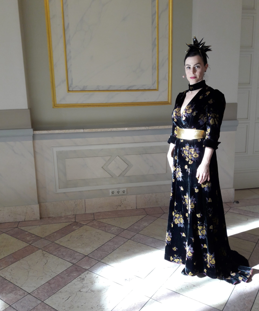 Ruth Rosenfeld im Kostüm der »Medea« (Backstage). Foto: Marc Freitag.