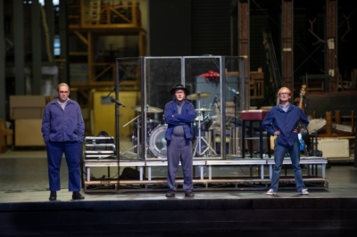 Sebastian Reck, Robert Höller und Oscar Hoppe (v.l.n.r.) in »Gundermann — Männer, Frauen und Maschinen«. Foto: Silke Winkler.