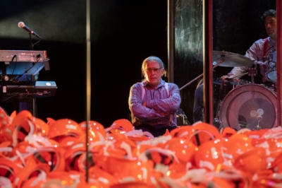 Sebastian Reck und Emre Akça (v.l.n.r.) in »Gundermann — Männer, Frauen und Maschinen«. Foto: Silke Winkler.