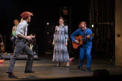 Matthias Strass, Oscar Hoppe, Jennifer Sabel und Robert Höller (v.l.n.r.) in »Gundermann — Männer, Frauen und Maschinen«. Foto: Silke Winkler.