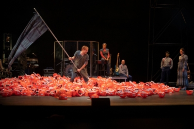 Robert Höller, Antje Trautmann, Stefan Endrigkeit, Emre Akça und Jennifer Sabel (v.l.n.r.) in »Gundermann — Männer, Frauen und Maschinen«. Foto: Silke Winkler.