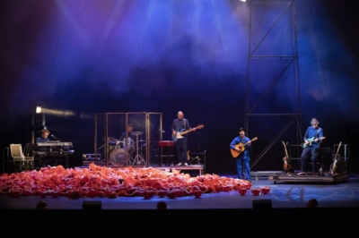 Matze Kloppe, Emre Akça, Stefan Endrigkeit, Robert Höller und Matthias Strass (v.l.n.r.) in »Gundermann — Männer, Frauen und Maschinen«. Foto: Silke Winkler.