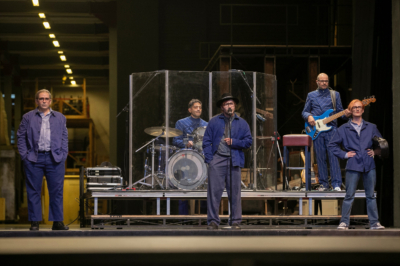 Sebastian Reck, Emre Akça, Robert Höller, Stefan Endrigkeit und Oscar Hoppe in »Gundermann — Männer, Frauen und Maschinen«. Foto: Silke Winkler.