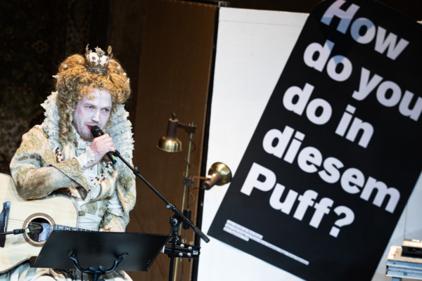 Matze Kloppe in »Wengenroths Autorenklub, Ausgabe 7: William Shakespeare«. Foto: Gianmarco Bresadola.