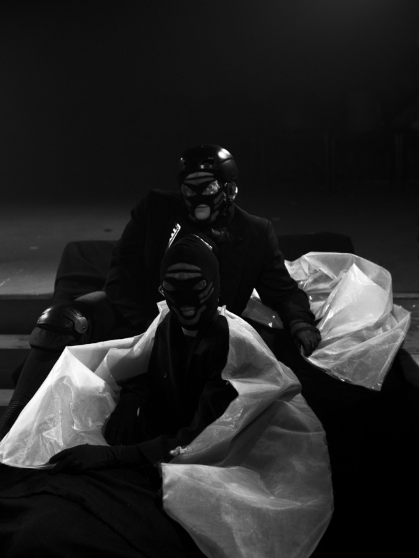 Carlo Duer und Marie Katzer in »Take On Me«. Foto: Anna Permesang. Carlo Duer und Marie Katzer in »Take On Me«. Foto: Anna Permesang.