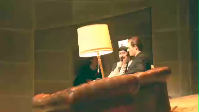 Felix Römer (teilw. verdeckt), Patrick Wengenroth, Dagobert in »Wengenroths Autorenklub, Ausgabe 5: Ödön von Horváth«. Video: Schaubühne am Lehniner Platz, Berlin.