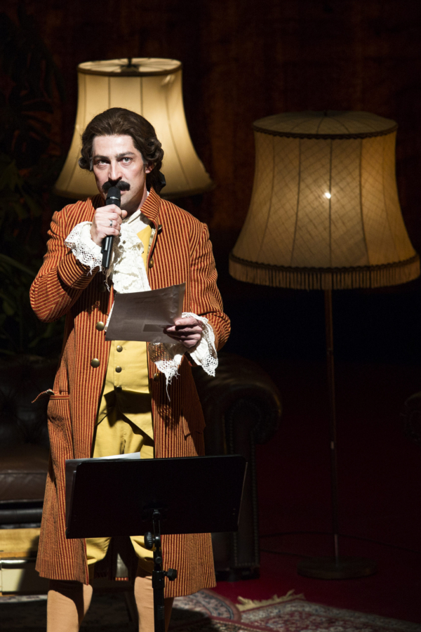 Patrick Wengenroth in »Wengenroths Autorenklub, Ausgabe 11: Friedrich Schiller«. Foto: Gianmarco Bresadola.