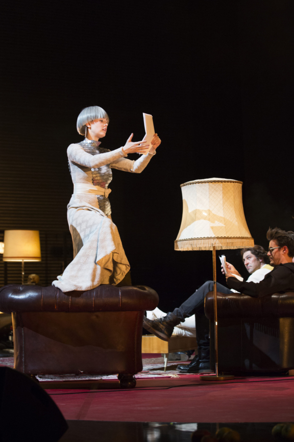 Iris Becher, Patrick Wengenroth und Tilman Strauß in »Wengenroths Autorenklub, Ausgabe 11: Friedrich Schiller«. Foto: Gianmarco Bresadola.