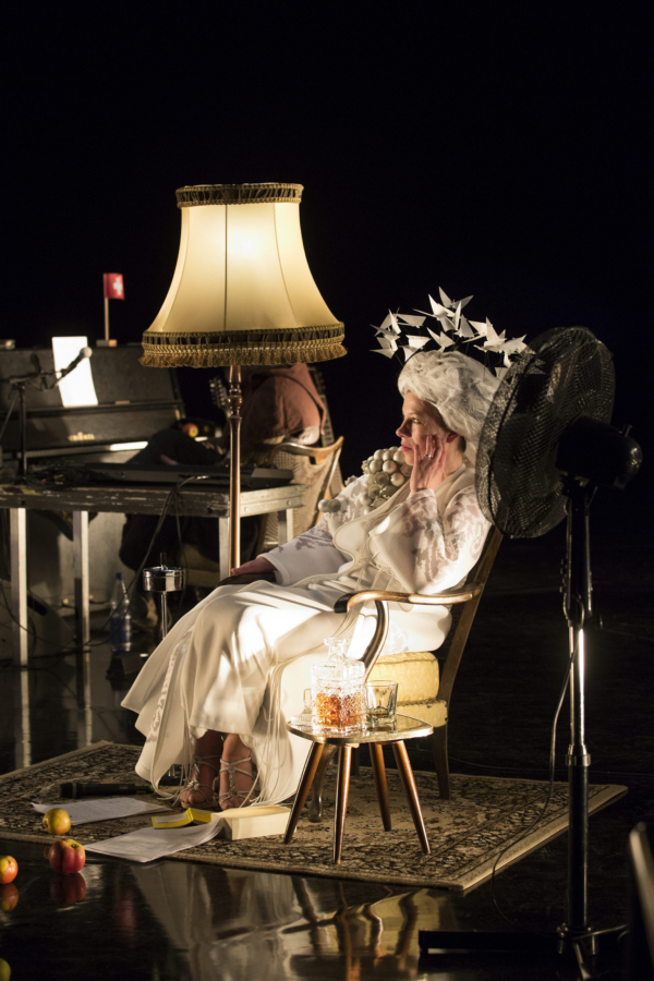 Matze Kloppe (teilw. verdeckt) und Jule Böwe in »Wengenroths Autorenklub, Ausgabe 11: Friedrich Schiller«. Foto: Gianmarco Bresadola.