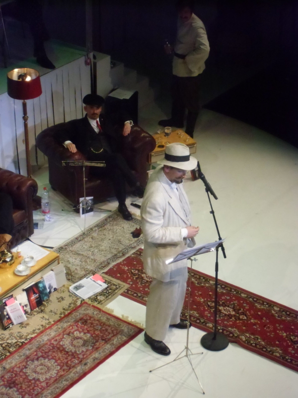 Robert Beyer, Sebastian Schwarz und Patrick Wengenroth in »Wengenroths Autorenklub, Ausgabe 9: Maxim Gorki«. Foto: Marc Freitag.