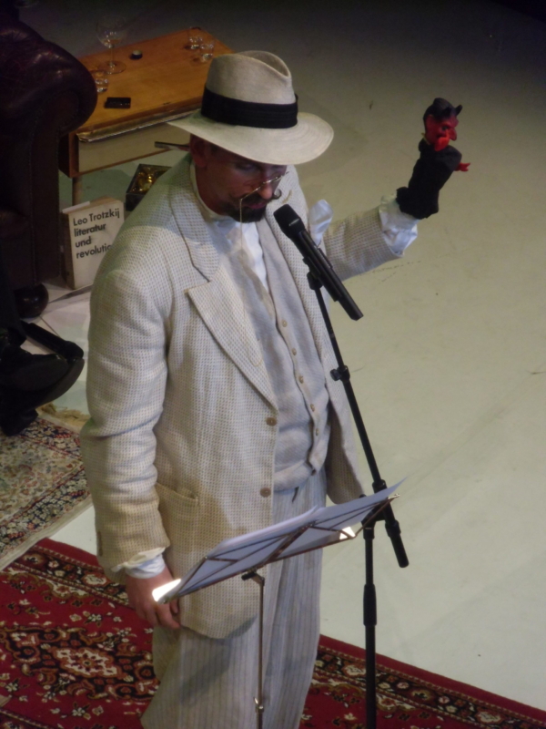 Sebastian Schwarz in »Wengenroths Autorenklub, Ausgabe 9: Maxim Gorki«. Foto: Marc Freitag.