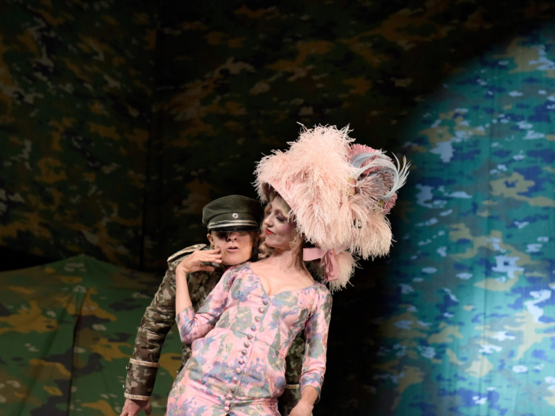 Florian Anderer und Ursina Lardi in »Champignol wider Willen«. Foto: Thomas Aurin. Florian Anderer und Ursina Lardi in »Champignol wider Willen«. Foto: Thomas Aurin.