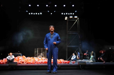 Vincent Heppner, Robert Höller, Antje Trautmann, Matthias Strass und Jennifer Sabel (v.l.n.r) in »Gundermann — Männer, Frauen und Maschinen«. Foto: Silke Winkler.