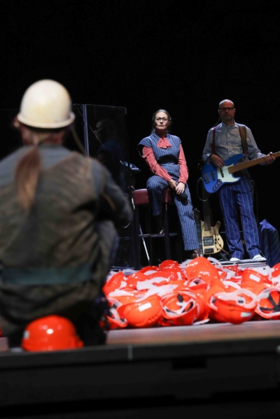 Robert Höller, Antje Trautmann und Stefan Endrigkeit (v.l.n.r.) in »Gundermann — Männer, Frauen und Maschinen«. Foto: Silke Winkler.