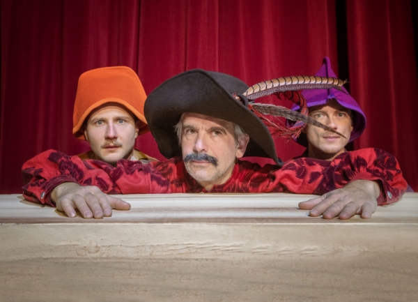 Robert Höller (Seppel), Sebastian Reck (Hotzenplotz) und Oscar Hoppe (Kasperl) in »Der Räuber Hotzenplotz«. Foto: Silke Winkler.