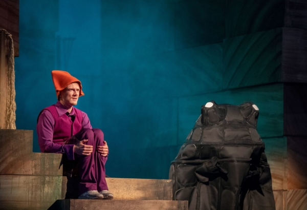 Oscar Hoppe (Kasperl mit Seppel-Hut) und Laura Fouquet (Amaryllis / Unke) in »Der Räuber Hotzenplotz«. Foto: Silke Winkler.