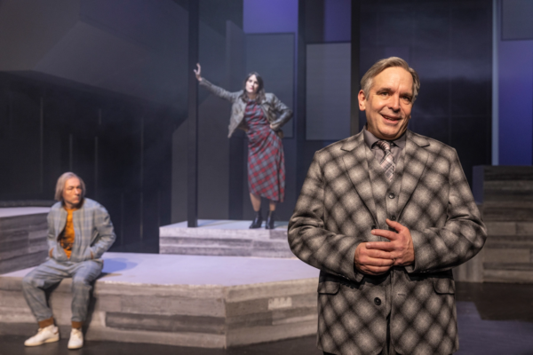 Frank Wiegard (Ich), Jennifer Sabel (Sophia) und Sebastian Reck (Der Tod) in »Sophia, der Tod und ich«. Foto: Silke Winkler.