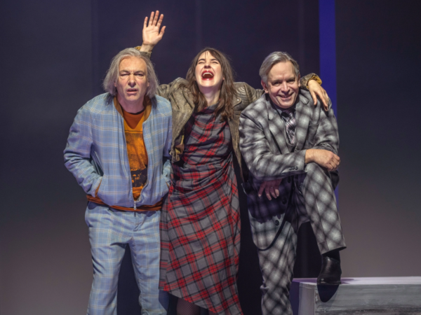 Frank Wiegard (Ich), Jennifer Sabel (Sophia) und Sebastian Reck (Der Tod) in »Sophia, der Tod und ich«. Foto: Silke Winkler.
