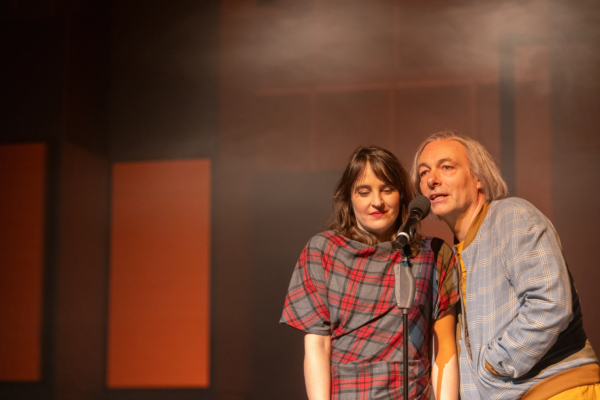 Jennifer Sabel (Sophia) und Frank Wiegard (Ich) in »Sophia, der Tod und ich«. Foto: Silke Winkler.
