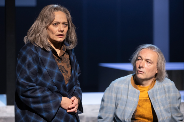 Antje Trautmann (Mutter) und Frank Wiegard (Ich) in »Sophia, der Tod und ich«. Foto: Silke Winkler.