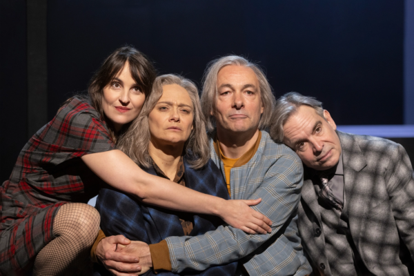 Jennifer Sabel (Sophia), Antje Trautmann (Mutter), Frank Wiegard (Ich) und Sebastian Reck (Der Tod) in »Sophia, der Tod und ich«. Foto: Silke Winkler.