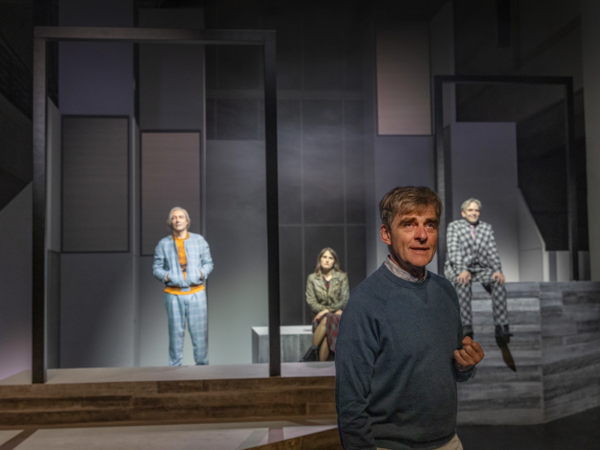Frank Wiegard (Ich), Jennifer Sabel (Sophia), Jochen Fahr (Das ältere Ich) und Sebastian Reck (Der Tod) in »Sophia, der Tod und ich«. Foto: Silke Winkler.