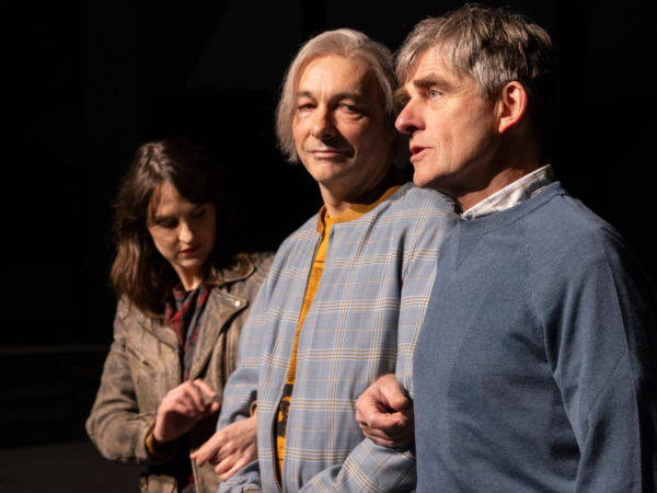 Jennifer Sabel (Sophia), Frank Wiegard (Ich) und Jochen Fahr (Das ältere Ich) in »Sophia, der Tod und ich«. Foto: Silke Winkler.