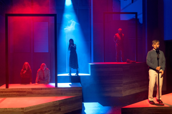Antje Trautmann (Mutter), Frank Wiegard (Ich), Jennifer Sabel (Sophia), Sebastian Reck (Der Tod) und Jochen Fahr (Das ältere Ich) in »Sophia, der Tod und ich«. Foto: Silke Winkler.