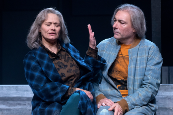Antje Trautmann (Mutter) und Frank Wiegard (Ich) in »Sophia, der Tod und ich«. Foto: Silke Winkler.