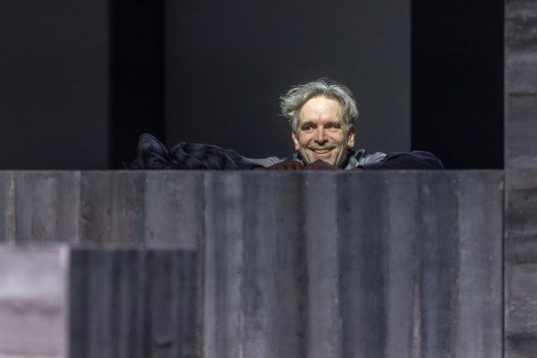 Sebastian Reck (Der Tod) in »Sophia, der Tod und ich«. Foto: Silke Winkler.