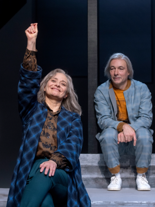 Antje Trautmann (Mutter) und Frank Wiegard (Ich) in »Sophia, der Tod und ich«. Foto: Silke Winkler.