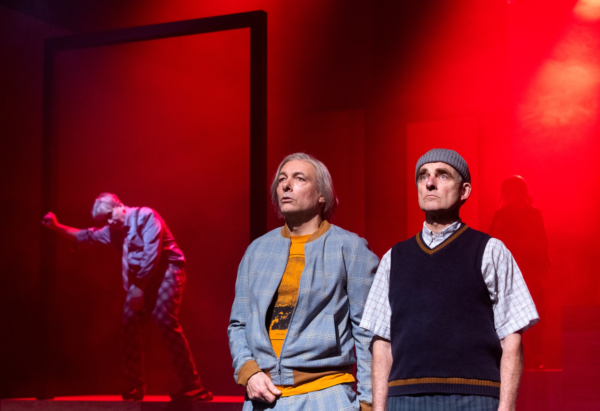Sebastian Reck (Der Tod), Frank Wiegard (Ich), Jochen Fahr (Johnny) und Antje Trautmann (Mutter) in »Sophia, der Tod und ich«. Foto: Silke Winkler.