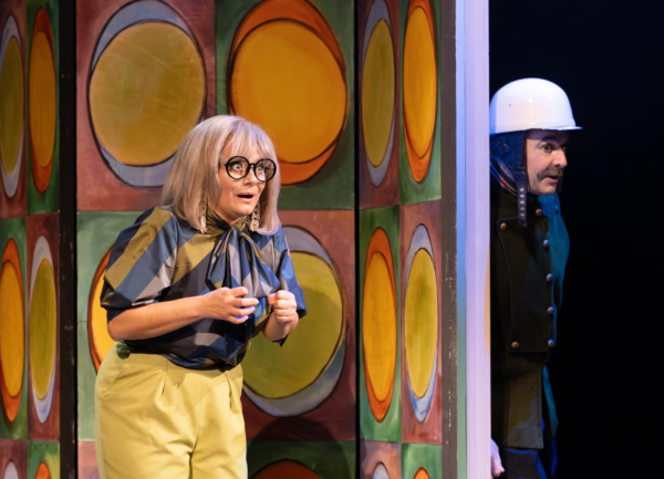 »Neues vom Räuber Hotzenplotz«. Antje Trautmann (Großmutter) und Sebastian Reck (Räuber Hotzenplotz). Foto: Silke Winkler.