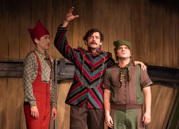 »Neues vom Räuber Hotzenplotz«. Maximilian Gehrlinger (Kasperl), Christoph Götz (Oberwachtmeister Dimpfelmoser) und Rudi Klein (Seppel). Foto: Silke Winkler.