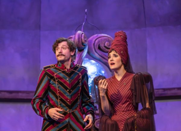 »Neues vom Räuber Hotzenplotz«. Christoph Götz (Oberwachtmeister Dimpfelmoser) und Jennifer Sabel (Portiunkula Schlotterbeck). Foto: Silke Winkler.