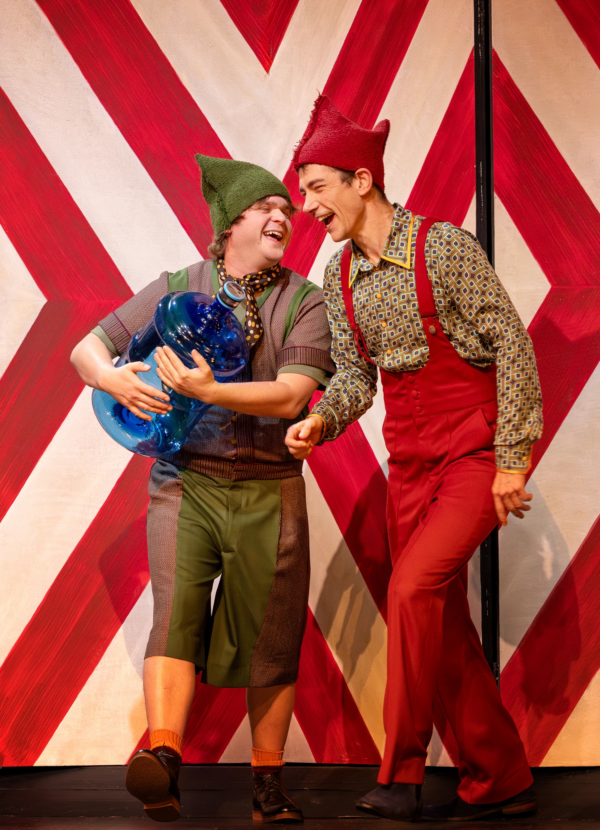 »Neues vom Räuber Hotzenplotz«. Rudi Klein (Seppel) und Maximilian Gehrlinger (Kasperl). Foto: Silke Winkler.