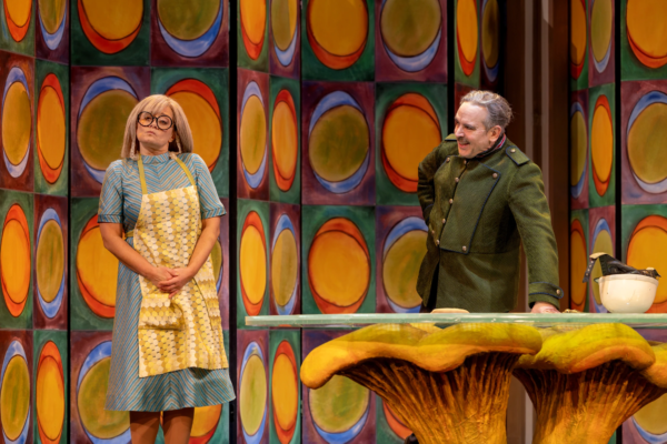 »Neues vom Räuber Hotzenplotz«. Antje Trautmann (Großmutter) und Sebastian Reck (Räuber Hotzenplotz). Foto: Silke Winkler.