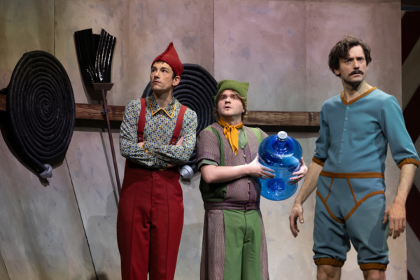 »Neues vom Räuber Hotzenplotz«. Maximilian Gehrlinger (Kasperl), Rudi Klein (Seppel) und Christoph Götz (Oberwachtmeister Dimpfelmoser). Foto: Silke Winkler.