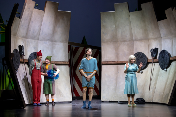 »Neues vom Räuber Hotzenplotz«. Maximilian Gehrlinger (Kasperl), Rudi Klein (Seppel), Christoph Götz (Oberwachtmeister Dimpfelmoser) und Antje Trautmann (Großmutter). Foto: Silke Winkler.