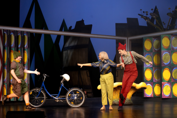 »Neues vom Räuber Hotzenplotz«. Rudi Klein (Seppel), Antje Trautmann (Großmutter) und Maximilian Gehrlinger (Kasperl). Foto: Silke Winkler.