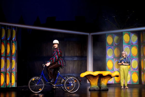 »Neues vom Räuber Hotzenplotz«. Christoph Götz (Oberwachtmeister Dimpfelmoser) und Antje Trautmann (Großmutter). Foto: Silke Winkler.