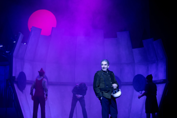 »Neues vom Räuber Hotzenplotz«. Maximilian Gehrlinger (Kasperl), Christoph Götz (Oberwachtmeister Dimpfelmoser), Sebastian Reck (Räuber Hotzenplotz) und Rudi Klein (Seppel). Foto: Silke Winkler.